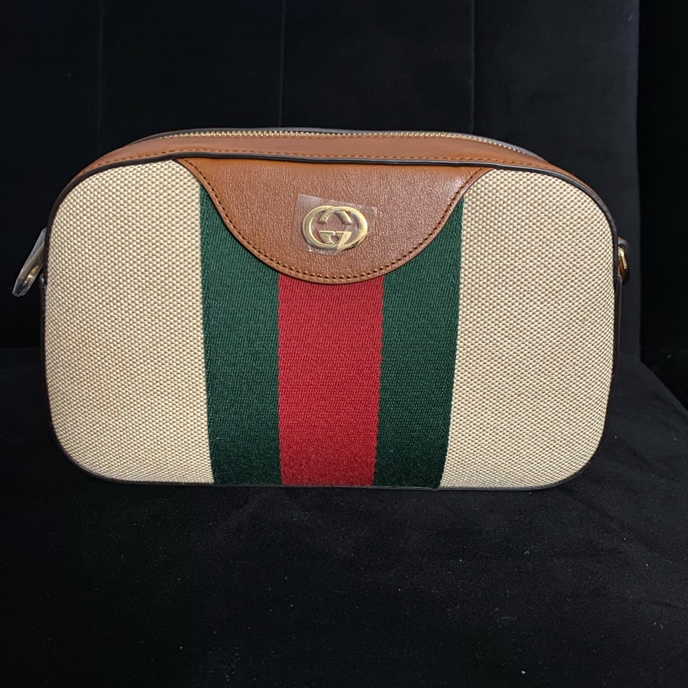 Gucci crossbody—-NEVER WORN